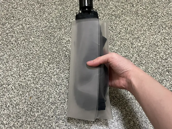 クリアファイルを折り畳み傘に巻きつけた写真（撮影：grapeライフハック編集部）