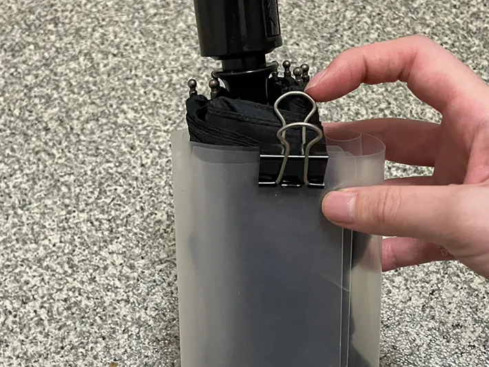 クリアファイルの端をダブルクリップで留める写真（撮影：grapeライフハック編集部）