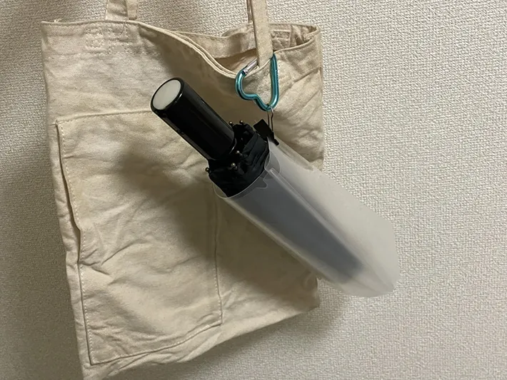 折り畳み傘をケースに入れてカバンに引っかけた写真（撮影：grapeライフハック編集部）