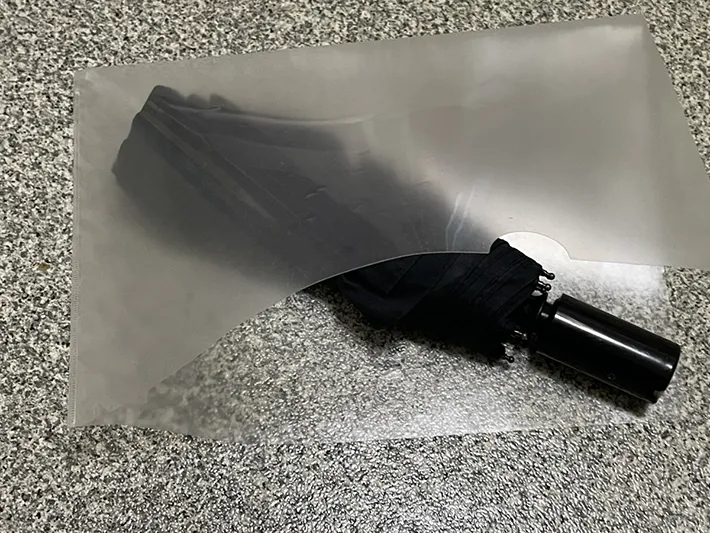 クリアファイルに入れた折り畳み傘の写真（撮影：grapeライフハック編集部）