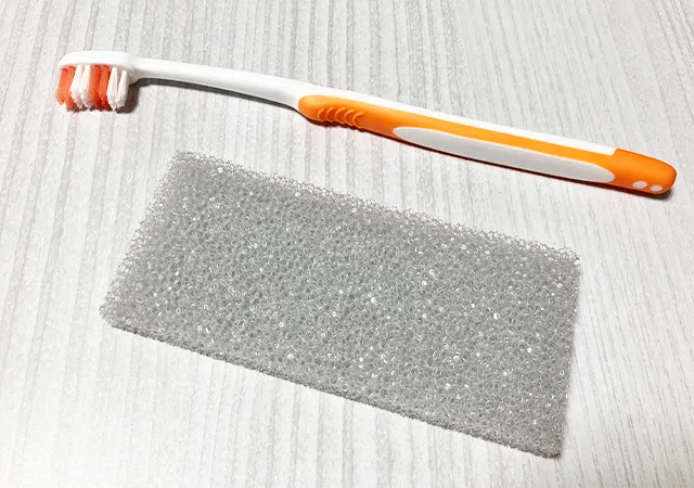 歯ブラシとニトリで購入したスポンジを紹介する（撮影：grapeライフハック編集部）