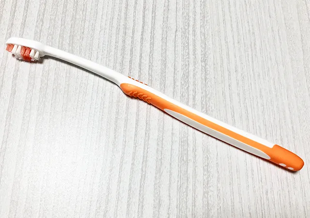 歯ブラシのブラシの部分を切る（撮影：grapeライフハック編集部）