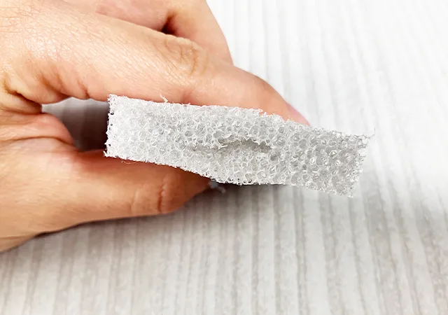 スポンジの側面に切り込みを入れる（撮影：grapeライフハック編集部）