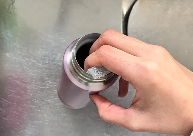 普段通りにスポンジで水筒を洗う（撮影：grapeライフハック編集部）
