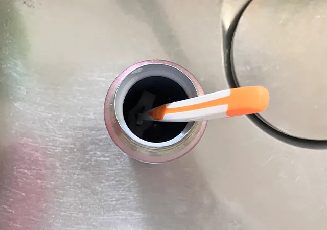 歯ブラシを刺したスポンジで水筒を洗う（撮影：grapeライフハック編集部）