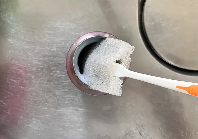 水筒を洗い、歯ブラシを差したスポンジを取り出す（撮影：grapeライフハック編集部）