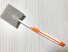 歯ブラシのブラシの部分を切り、スポンジに差す（撮影：grapeライフハック編集部）