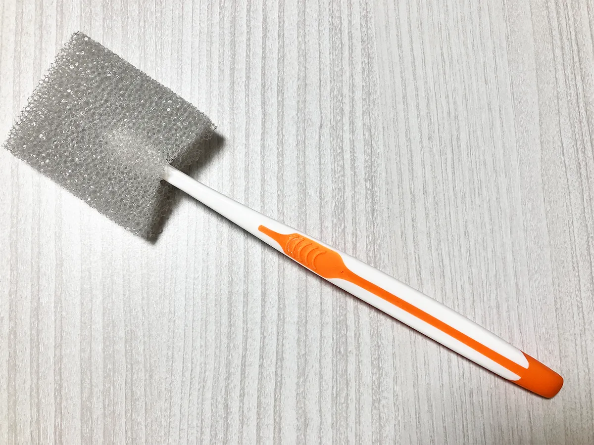 歯ブラシのブラシの部分を切り、スポンジに差す(撮影:grapeライフハック編集部)