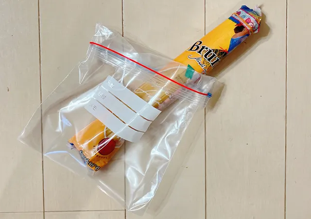 ジッパー付き袋を使ってパスタを入れる（撮影：grapeライフハック編集部）