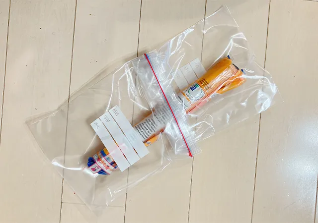 ジッパー付き袋2つを使ってパスタを入れる（撮影：grapeライフハック編集部）