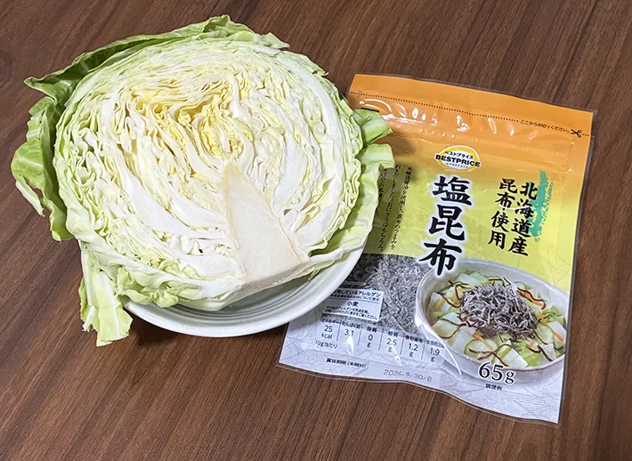 机の上に置いたキャベツとアイラップの写真（撮影：grape編集部）