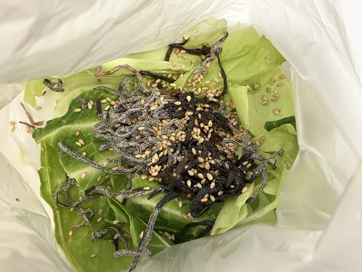 キャベツや塩昆布などが入ったアイラップの写真（撮影：grape編集部）
