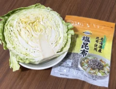 机の上に置いたキャベツとアイラップの写真(撮影:grape編集部)