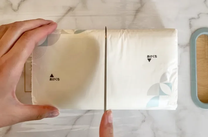 カットしているティッシュの写真（撮影：grapeライフハック編集部）