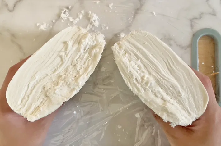 半分にカットしたティッシュの写真（撮影：grapeライフハック編集部）