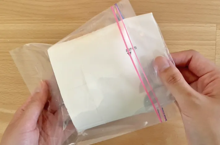 ジッパー袋にティッシュを移す作業写真（撮影：grapeライフハック編集部）