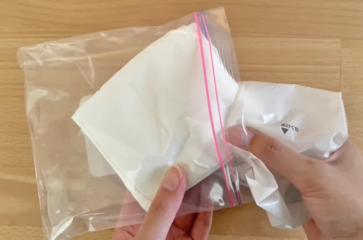 ジッパー袋にティッシュを移す作業写真（撮影：grapeライフハック編集部）