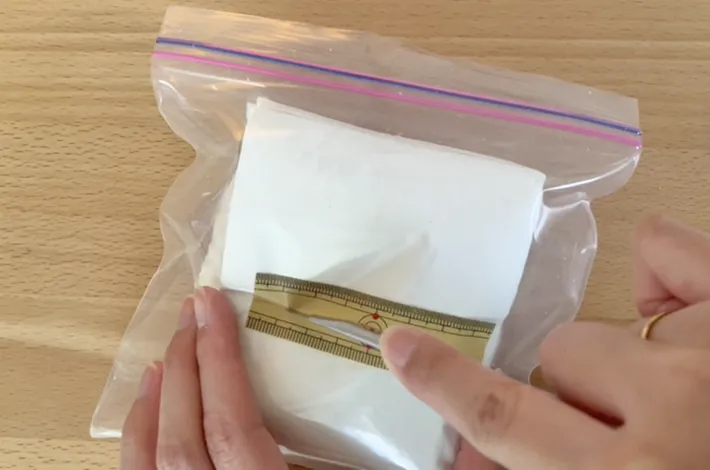 ジッパー袋に切り込みを入れる作業写真（撮影：grapeライフハック編集部）