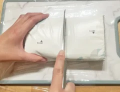 ティッシュを半分に切っている作業写真（撮影：grapeライフハック編集部）