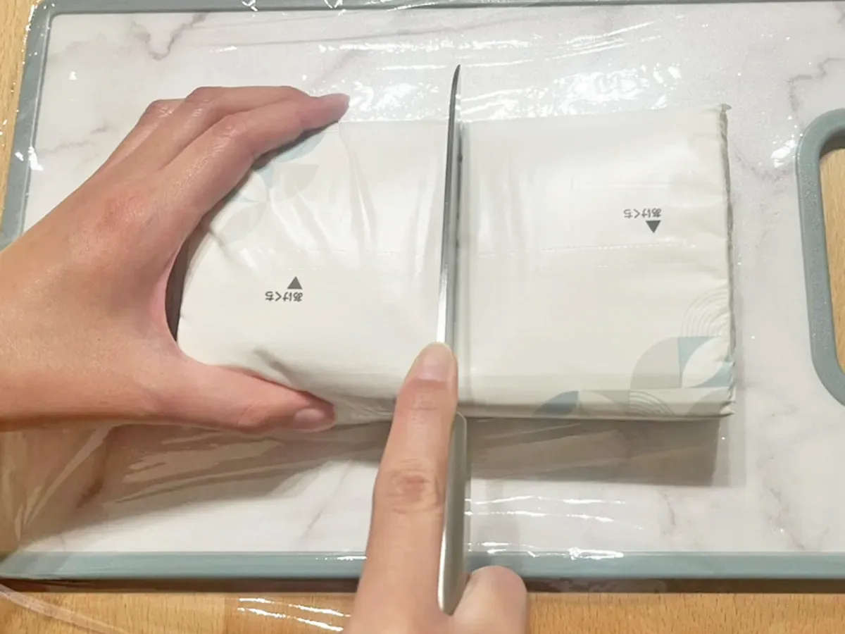 ティッシュを半分に切っている作業写真(撮影:grapeライフハック編集部)