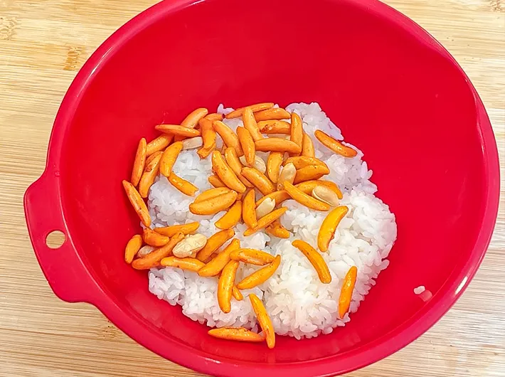 『柿の種』とご飯の写真（撮影：キジカク）