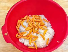 おにぎりを作る写真（撮影：キジカク）