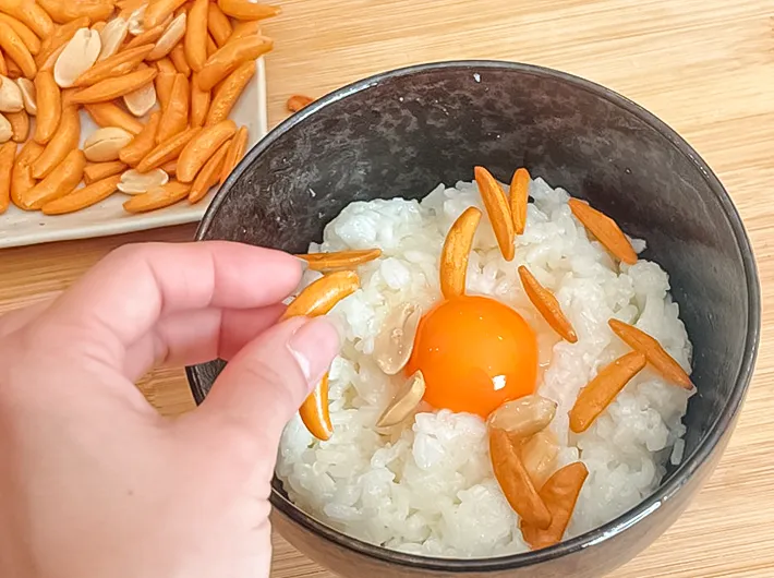 『柿の種』とご飯の写真（撮影：キジカク）