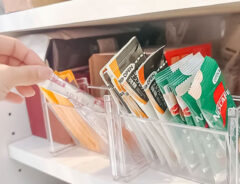 『洗面鏡ナナメスタンドクリアー』の写真（撮影：キジカク）