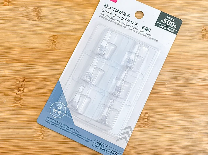 『貼ってはがせるシートフック（クリア、6個）』のパッケージ写真（撮影：キジカク）