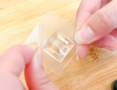 『貼ってはがせるシートフック（クリア、6個）』のパッケージ写真（撮影：キジカク）