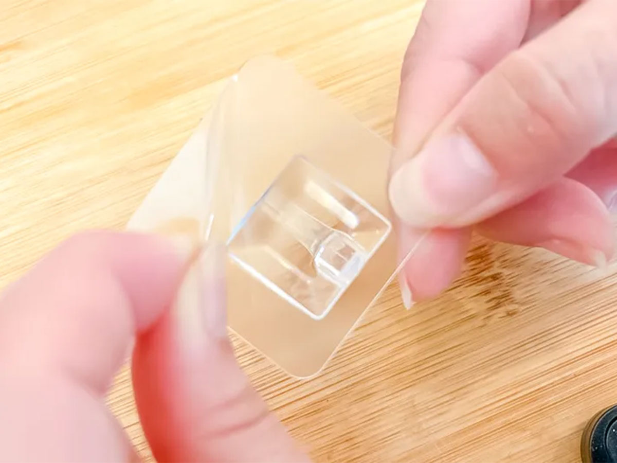 『貼ってはがせるシートフック（クリア、6個）』のパッケージ写真（撮影：キジカク）