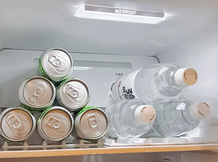 缶とペットボトルを『ボトルスタッキングマット』で収納した写真（撮影：キジカク）