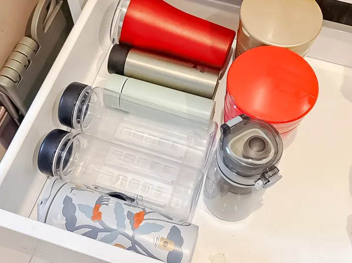 『ボトルスタッキングマット』で整った引き出しの中の写真（撮影：キジカク）