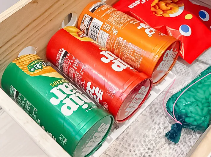 お菓子を『ボトルスタッキングマット』で収納した写真（撮影：キジカク）