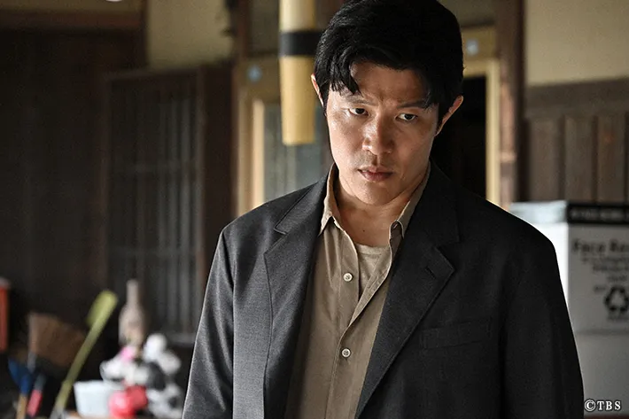 『リブート』に出演する鈴木亮平さんが写る場面写真