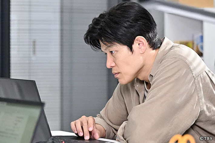 『リブート』に出演する鈴木亮平さんが写る場面写真