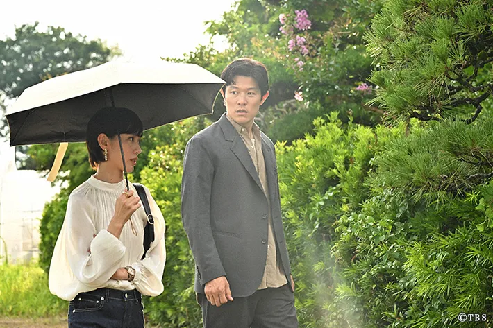 『リブート』に出演する鈴木亮平さんと戸田恵梨香さんが写る場面写真