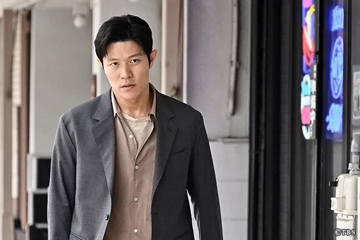 『リブート』に出演する鈴木亮平さんが写る場面写真