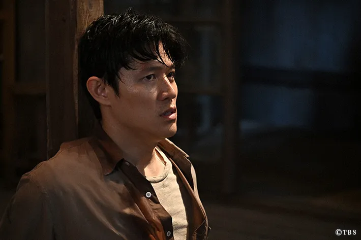 『リブート』に出演する鈴木亮平さんが写る場面写真