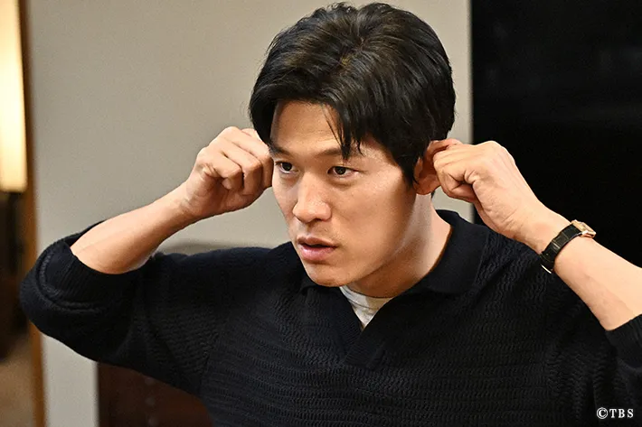 『リブート』に出演する鈴木亮平さんが写る場面写真