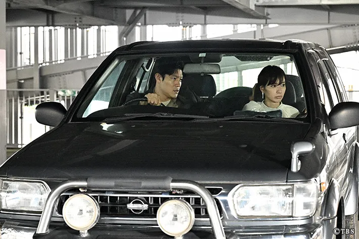 『リブート』に出演する鈴木亮平さんと戸田恵梨香さんが写る場面写真