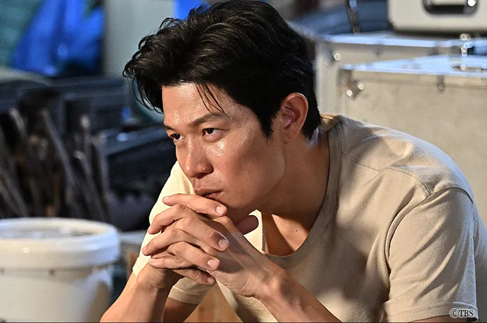 『リブート』に出演する鈴木亮平さんが写る場面写真