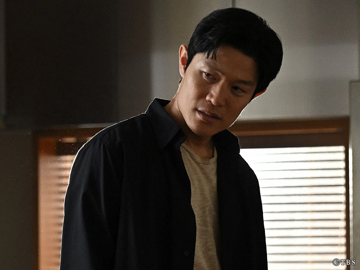 『リブート』に出演する鈴木亮平さんが写る場面写真