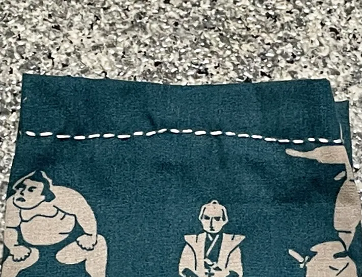 ガタガタとした縫い目の写真（撮影：grapeライフハック編集部）