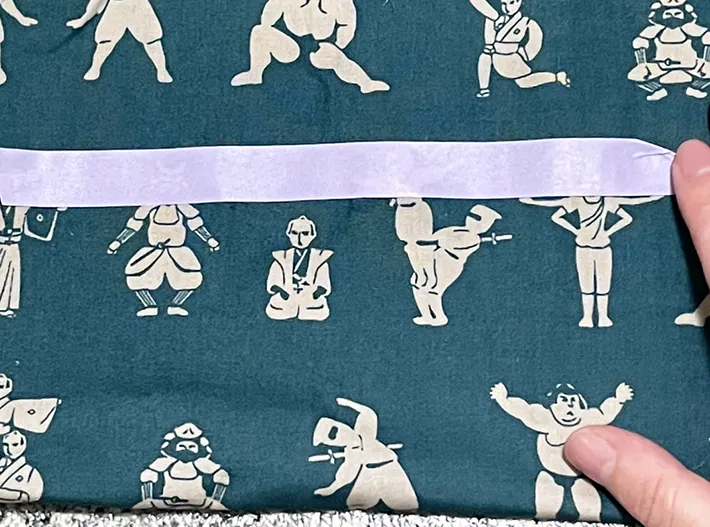 布の端切れにマスキングテープを貼る写真（撮影：grapeライフハック編集部）