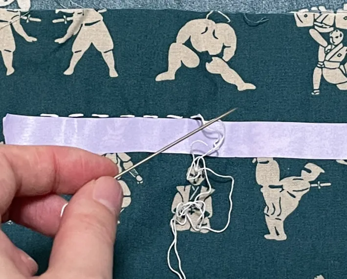 マスキングテープの上を縫う写真（撮影：grapeライフハック編集部）