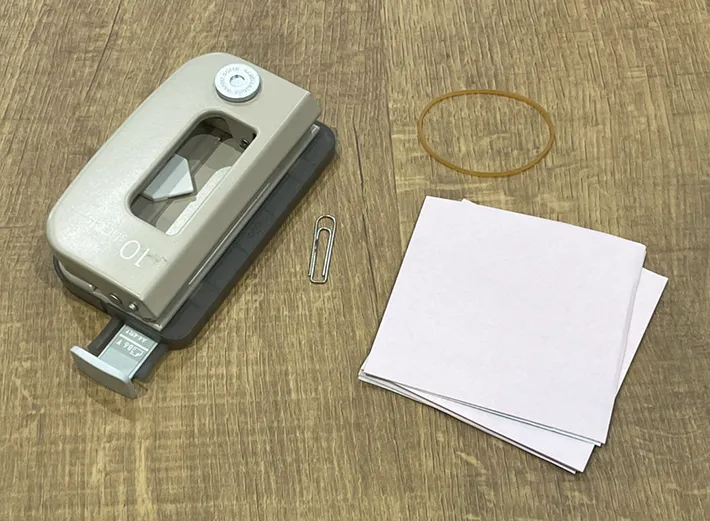 メモ用紙、輪ゴム、ゼムクリップの写真（撮影：grapeライフハック編集部）