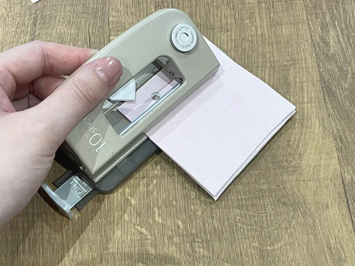 メモに穴を開ける写真（撮影：grapeライフハック編集部）