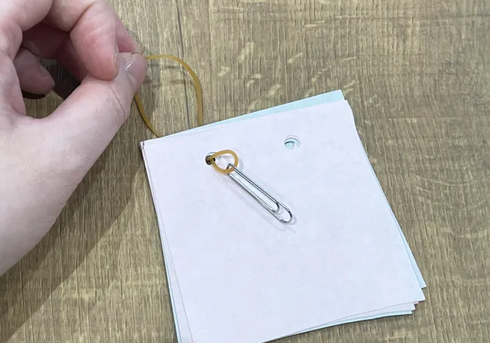 クリップをメモに輪ゴムを通す写真（撮影：grapeライフハック編集部）
