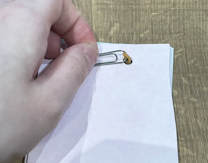 ゼムクリップに輪ゴムを通す写真（撮影：grapeライフハック編集部）